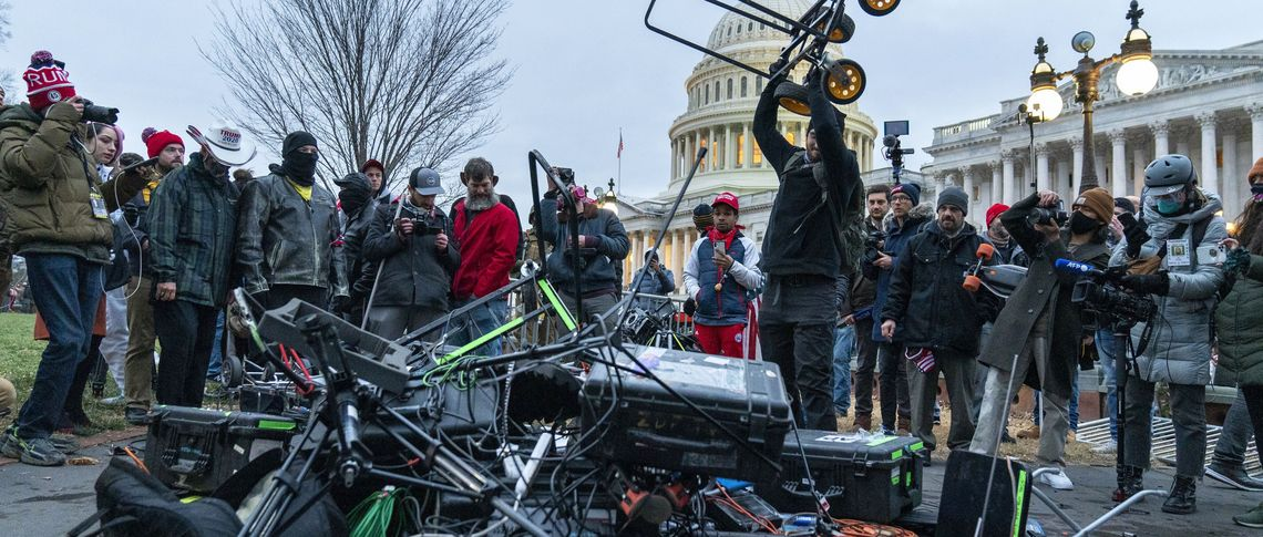 В Соединенных Штатах возвращение Дональда Трампа в качестве кандидата вернуло свежие воспоминания о 6 января 2021 года, когда его сторонники штурмовали Капитолий, набросились на журналистов и уничтожили их камеры, а также написали на дверях «Убийство СМИ».
