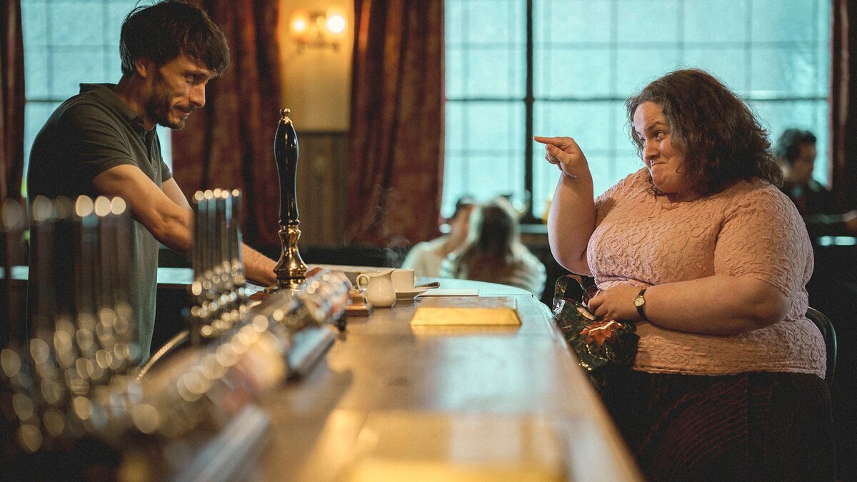 Сериал «Оленёнок» 2015 год. Донни Данн, стендапер-неудачник, подрабатывает в баре. Однажды туда приходит женщина, и Донни угощает её чаем.-2