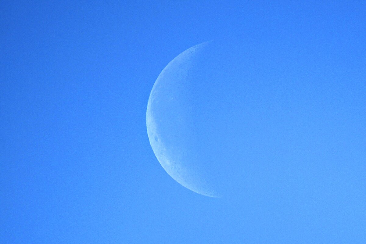 Луна утром 3 мая 2024 года, фото автора 