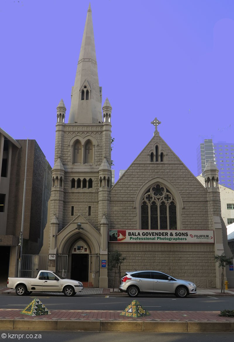 Было время, когда в церки располагалась фотостудия или что-то вроде того...