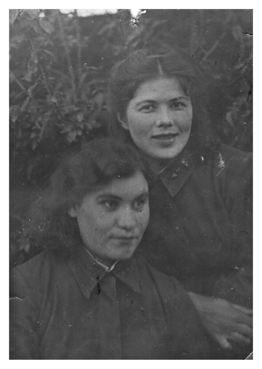 Фото автора. Мама - лейтенант медслужбы с фронтовой подругой.