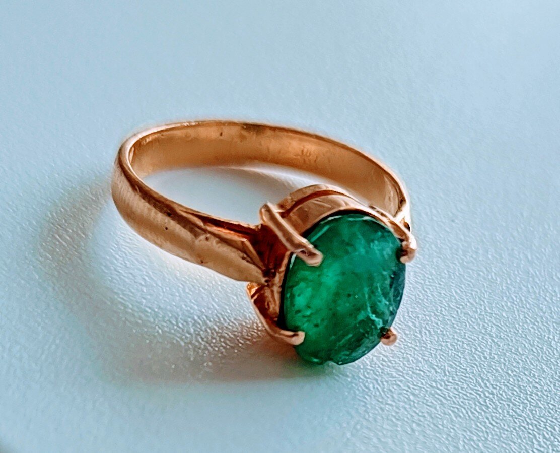 Кольцо с изумрудом, которое подарил мне Слава. Фото взято из личного архива автора