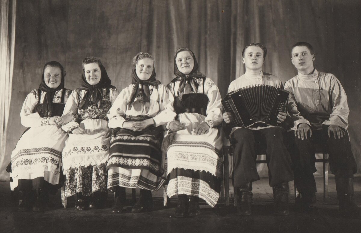 1954, март. Москва, зал Центрального Дома работников искусств. Нина Ивановна Акинтьева, Дина Васильевна Шушкова, Александра Ивановна Шушкова, Фаина Фроловна Плюснина, Октябрин Иванович Теребов, Павел Павлович Теребов. Фото из архива И.В. Зиминой (Кузьминой).