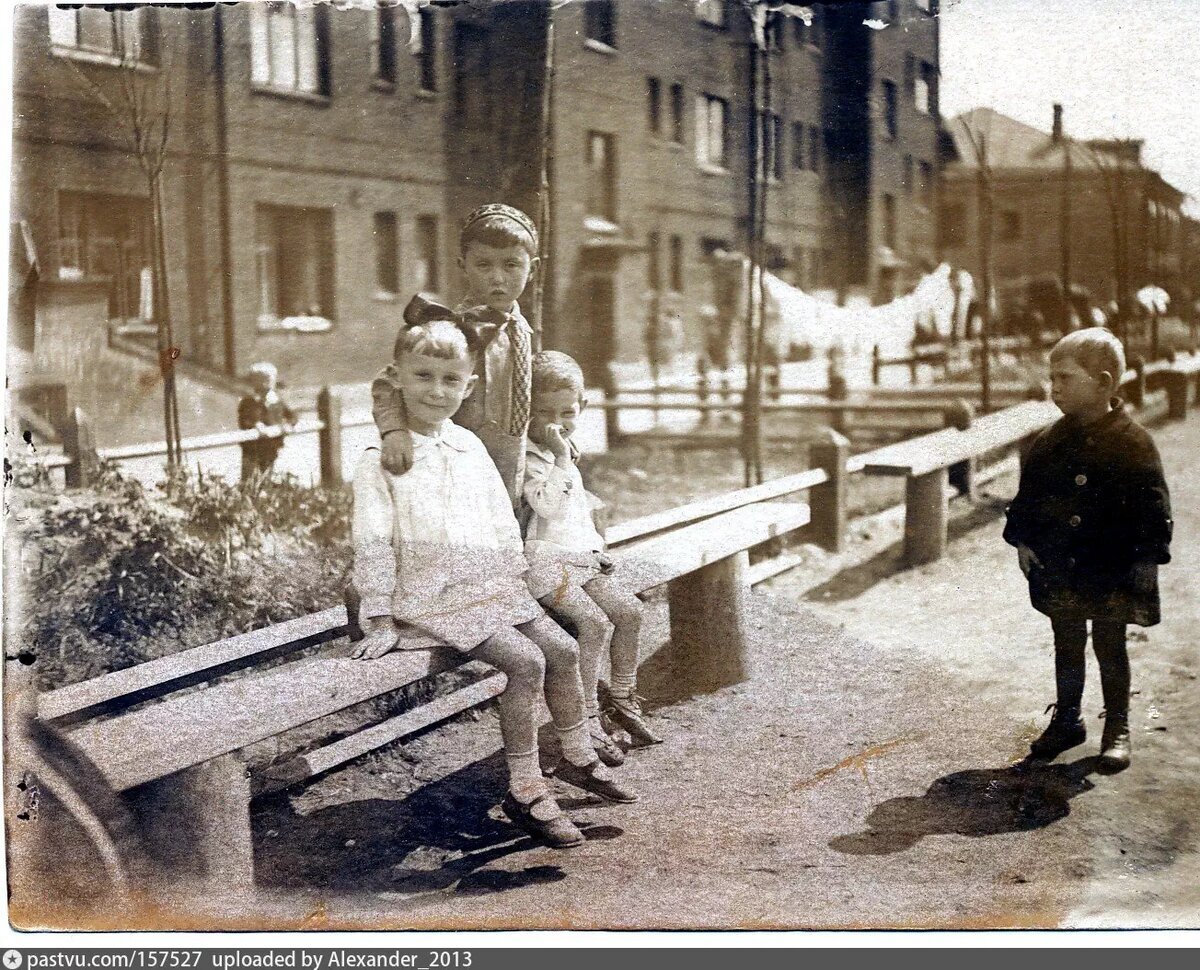 Вид со двора на дом 56 по Мытной улице. 1936-1938 г. Из семейного архива Alexander_2013.