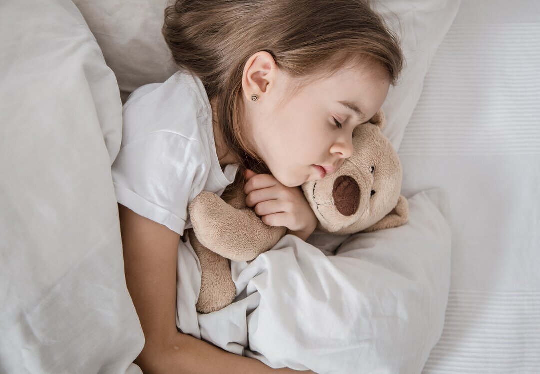 https://ru.freepik.com/free-photo/cute-little-girl-in-bed-with-soft-toy_10497216.htm#fromView=search&page=1&position=0&uuid=2438ad6a-3dd0-497d-94f3-d0fad1633307
