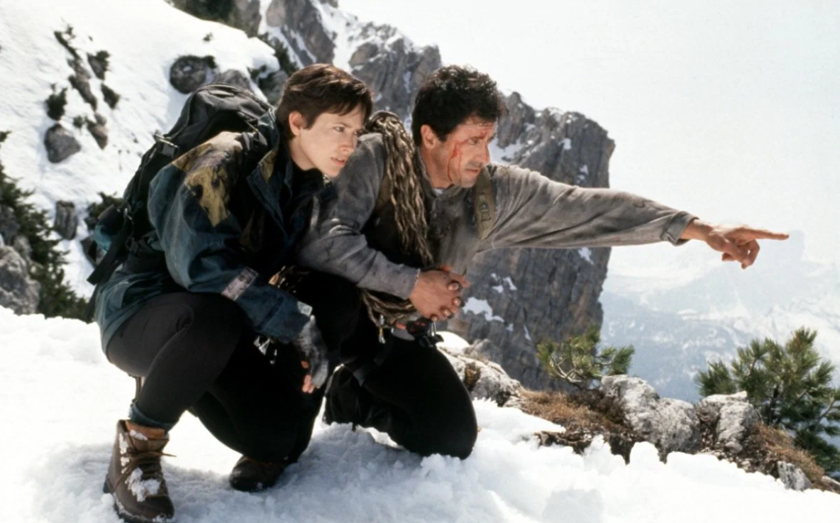 Кадр из фильма "Скалолаз" (1993)