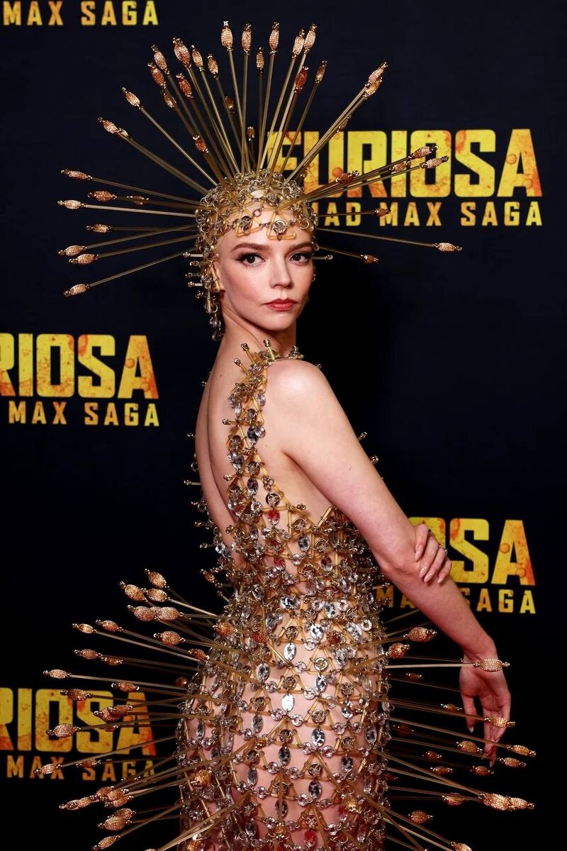 Аня Тейлор-Джой в футуристическом наряде от Paco Rabanne Haute Couture Spring. Фото: Don Arnold