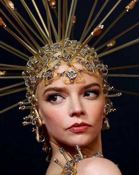 Аня Тейлор-Джой в футуристическом наряде от Paco Rabanne Haute Couture Spring. Фото: Don Arnold