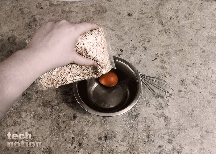 Для того, чтобы сделать маску от морщин, используйте яичный белок и овсянку / Изображение: дзен-канал technotion