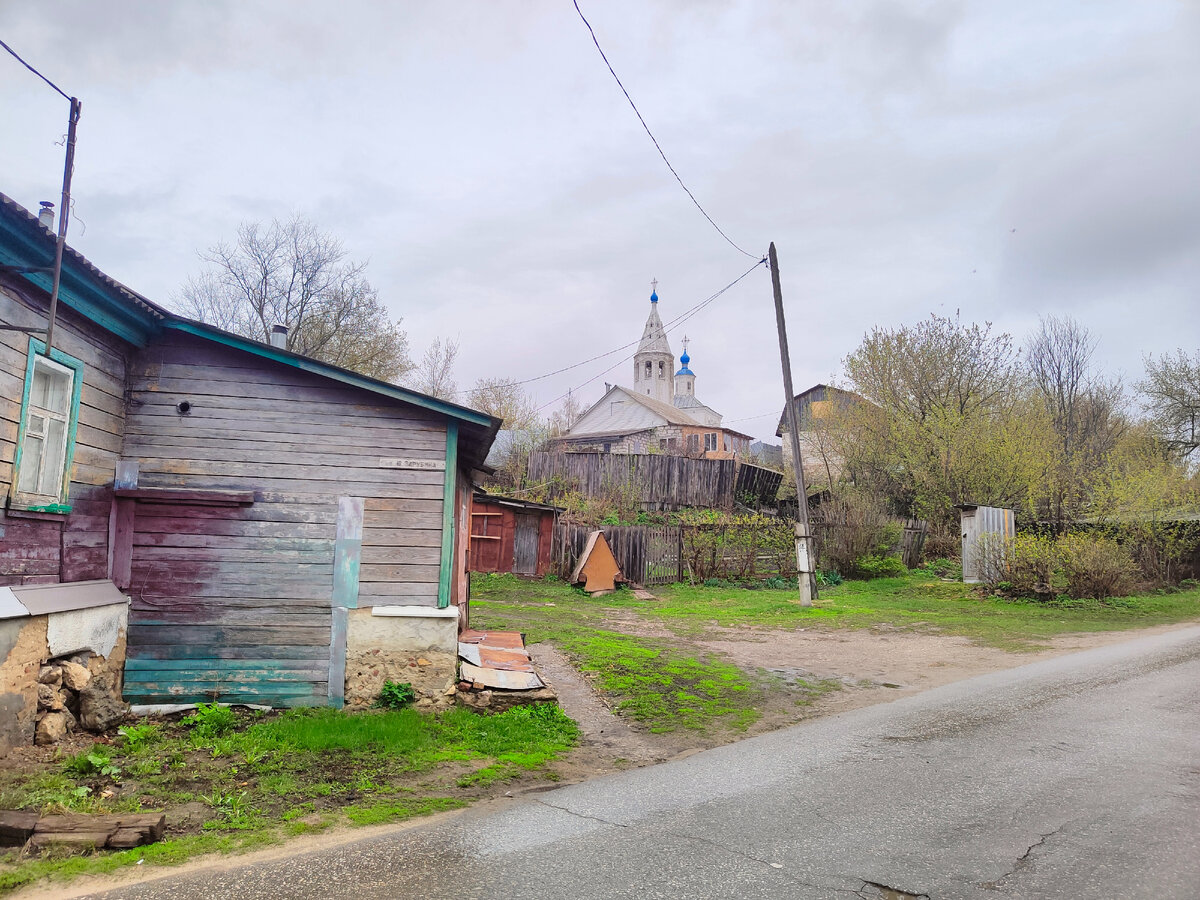 Белоснежная церковь с голубыми маковками манит