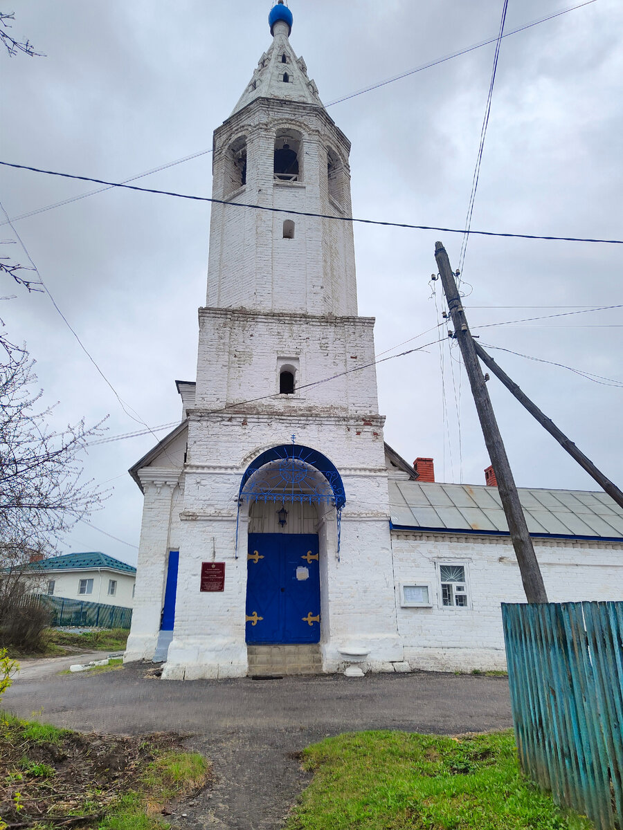 Колокольня и вход в храм