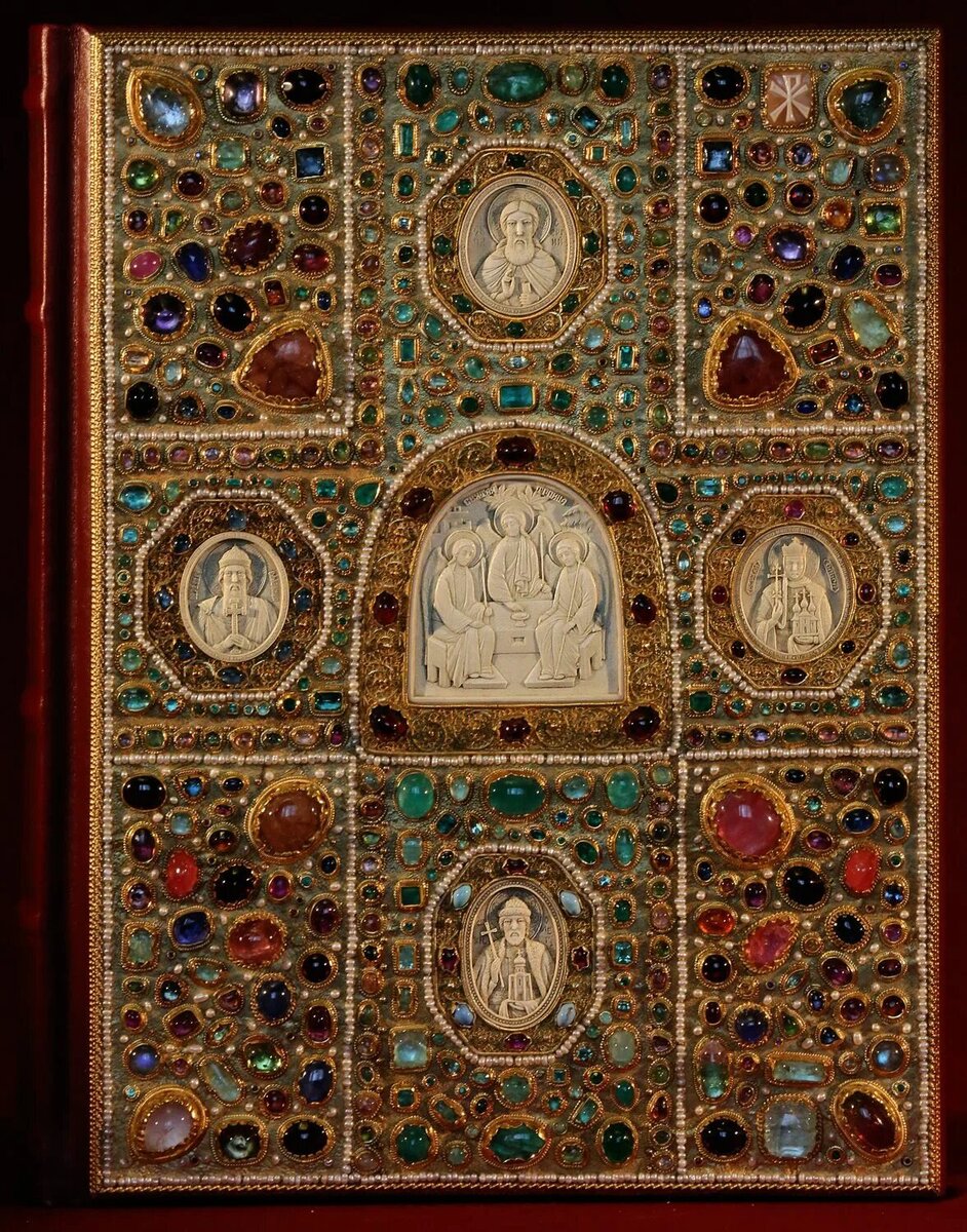 Вот, например, обложка Золотого кодекса Святого Эммерама (870 год) инкрустированная драгоценными камнями (а теперь представьте, сколько такая штуковина весит).  