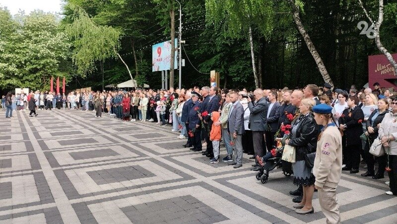    На Аллее Славы собрались десятки горожан Фото: Андрей Львов / / ИА «Победа26»