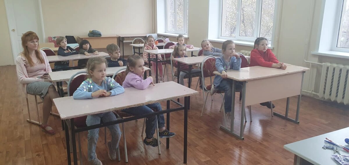 Обучающиеся отделения раннего эстического развития. Зрители мероприятия. Фото автора.