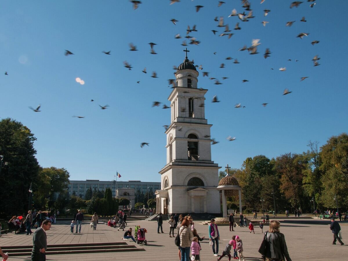    Колокольня при Соборе Рождества Христова в Кишиневе© Flickr / texx1978