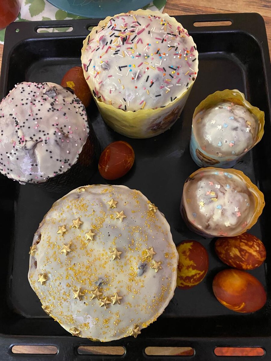 Вот такие получились куличи. Готовые куличи смазаваем белком и украшаем посыпкой.