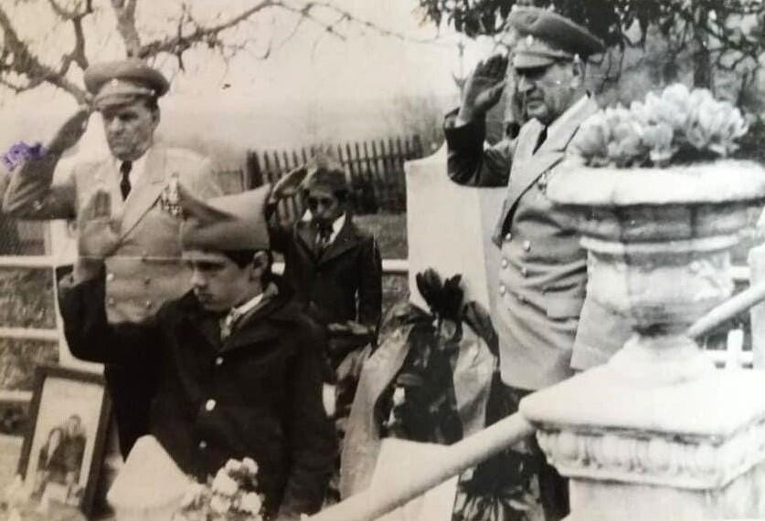 Боевые товарищи на могиле Виктора Аргун