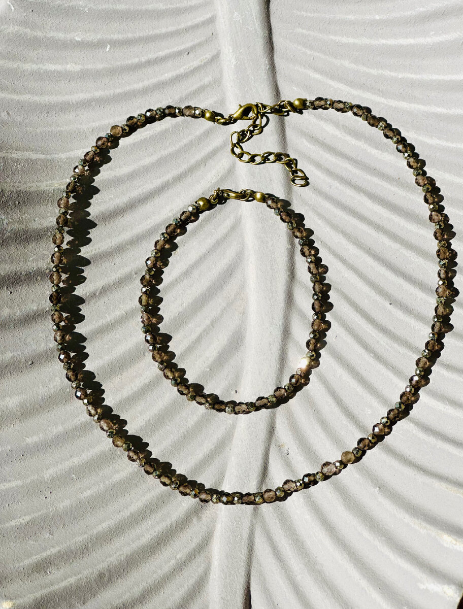 Комплект чокер и браслет из раухтопаза и пирита.  Раухтопаз разновидность дымчатого кварца, пирит  это природный сульфид с примесями железа.Напишите,пожалуйста ,свое мнение😊 