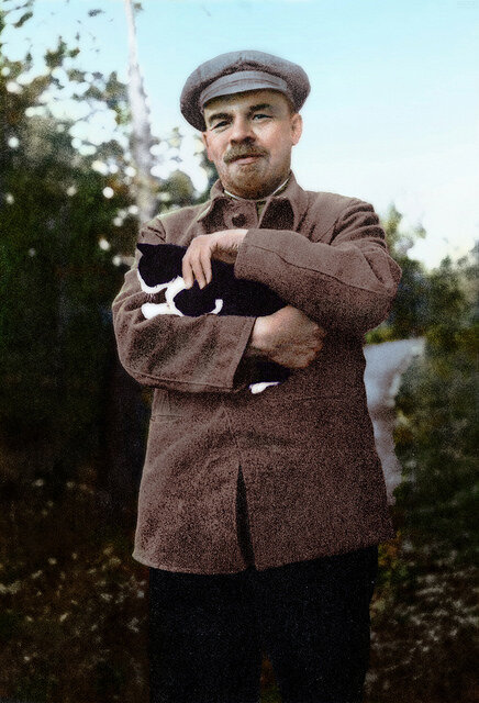 Владимир Ленин с котом в 1922 году.