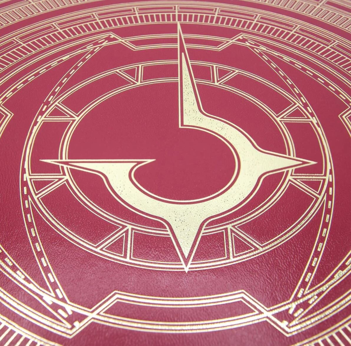 Герб Харконненов на обложке коллекционного издания правил для настольной ролевой игры по миру Дюны от Modiphius Entertainment (Dune Collectors Edition Harkonnen Core Rulebook, 2022).