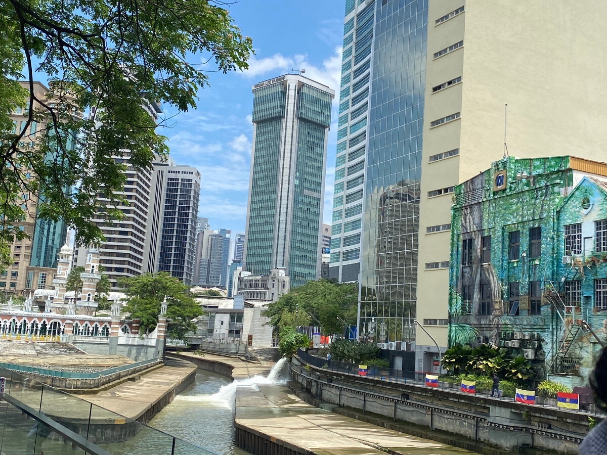 Посмотрите, как старые здания расписаны графити