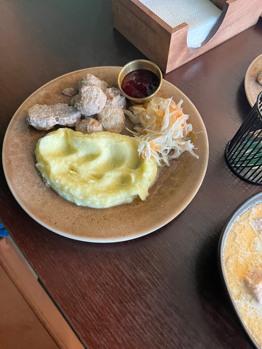 Картофельное пюре , фрикадельки , сладкий брусничный соус и капуста 