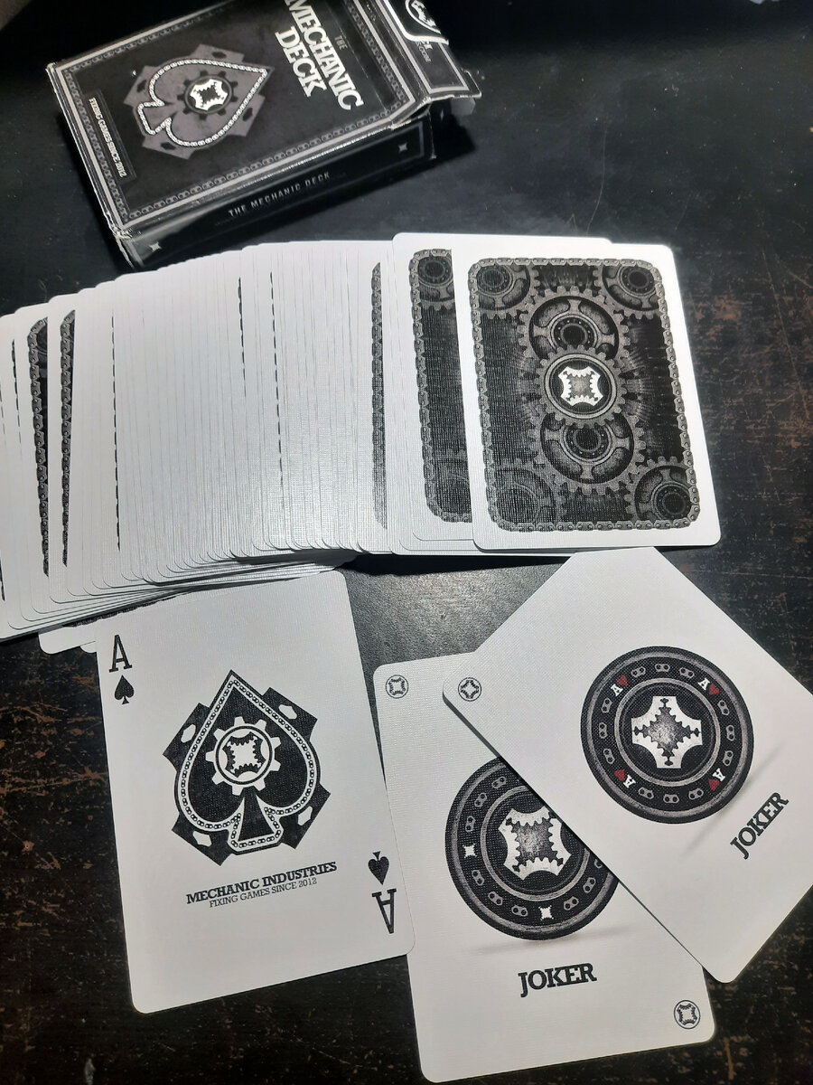 Карты Mechanic Deck с анимацией шестеренок на рубашке.