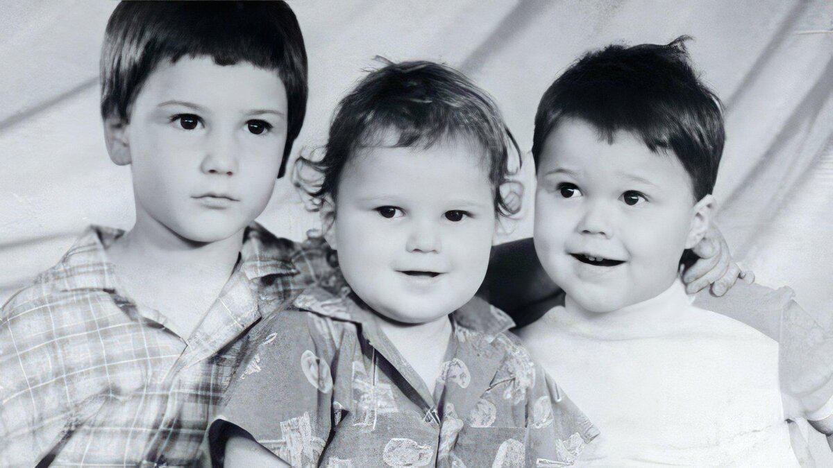 Данила (справа) с братьями/ Фото: соцсети