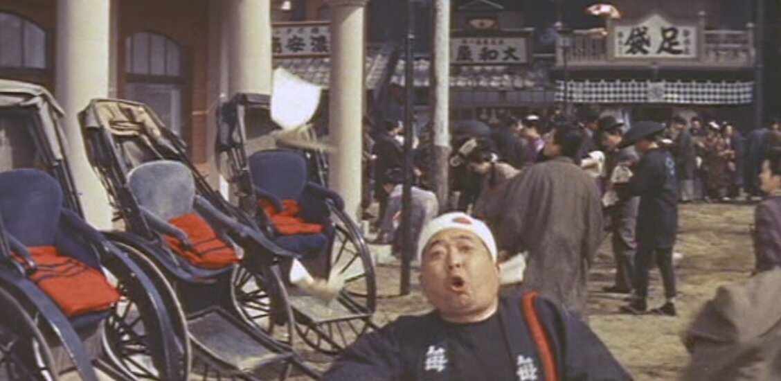 Японцы на волне патриотизма от разрыва дипотношени с Россией и началом войны. Кадр из фильма