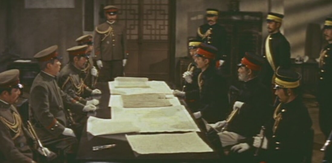 Японские отцы-командиры обсуждают неудачный штурм Порт-Артура. Кадр из фильма