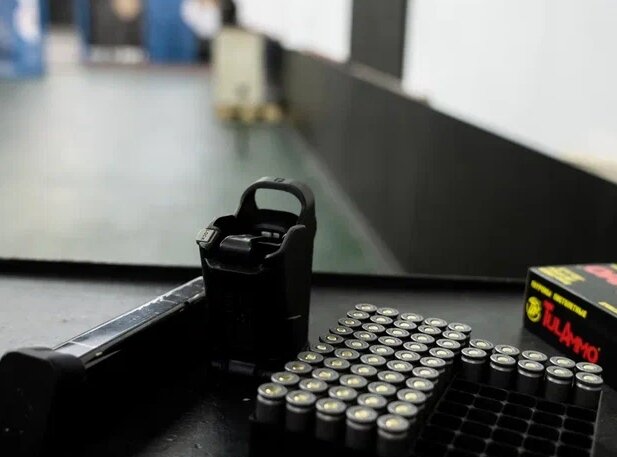 Холостая стрельба из огнестрельного оружия - это процесс взведения курка без досылания патрона в патронник.