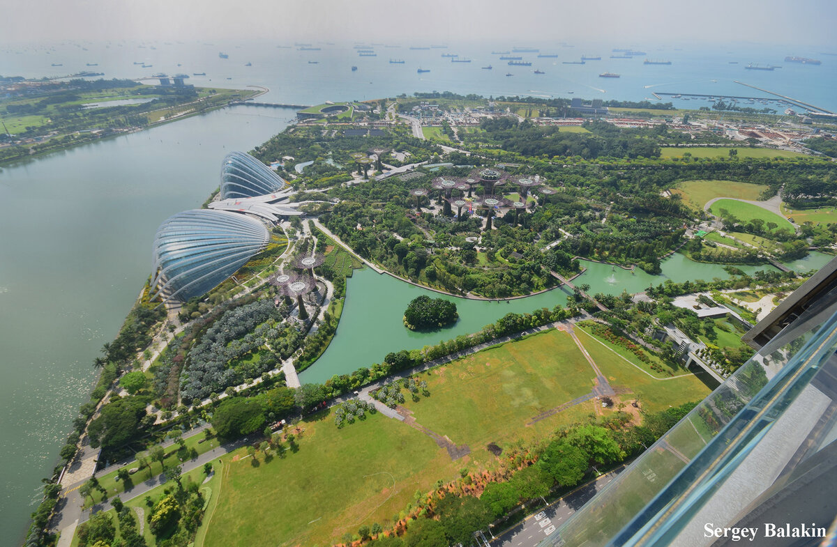 Вид на парк Gardens by the Bay с крыши отеля Marina Bay Sands, март 2017 г. Здесь и далее – все фото автора