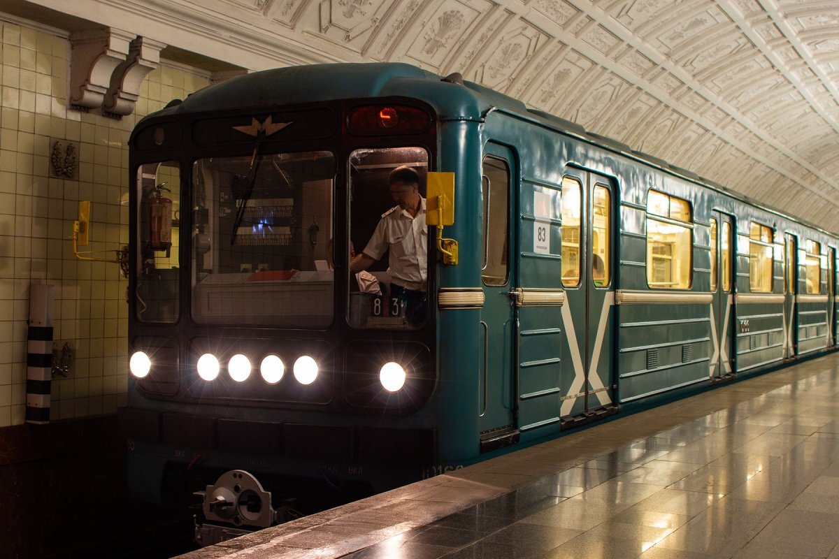 Движение поездов на красной ветке московского метро восстановили |  RuNews24.ru | Дзен