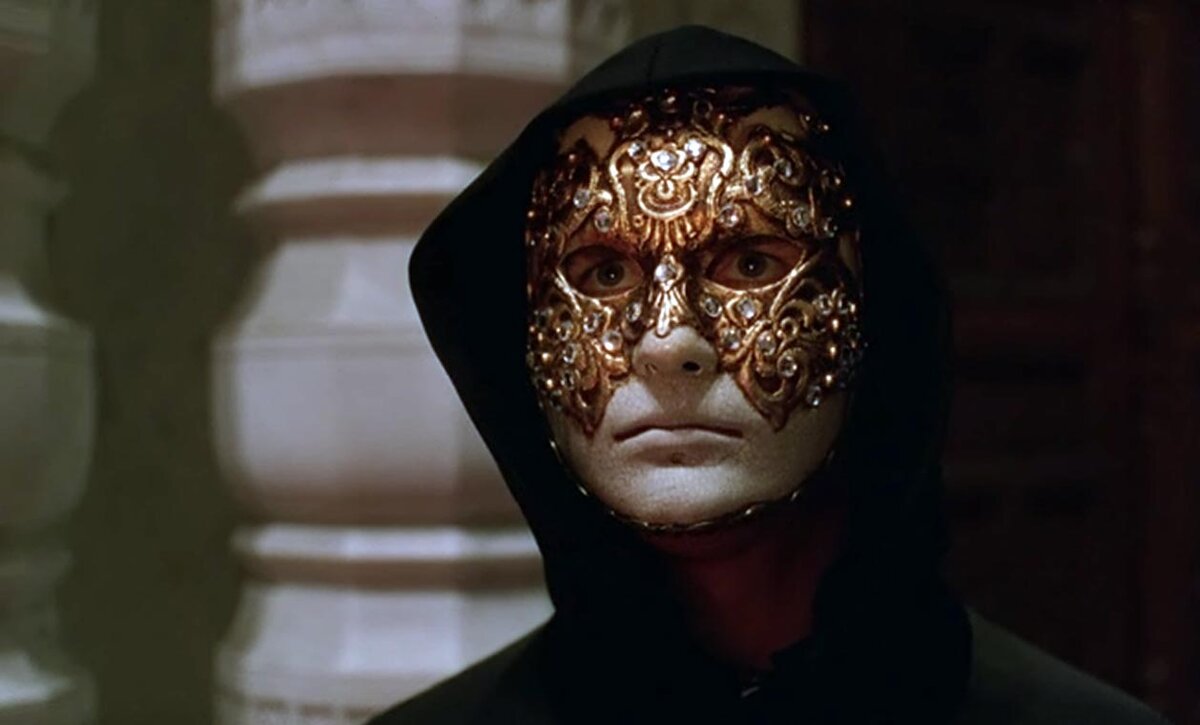 Том Круз в маске с широко закрытыми глазами. Eyes wide shut 1999.