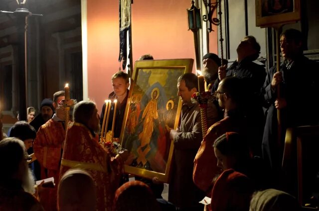    В какое время надо идти в церковь на Пасхальную службу?