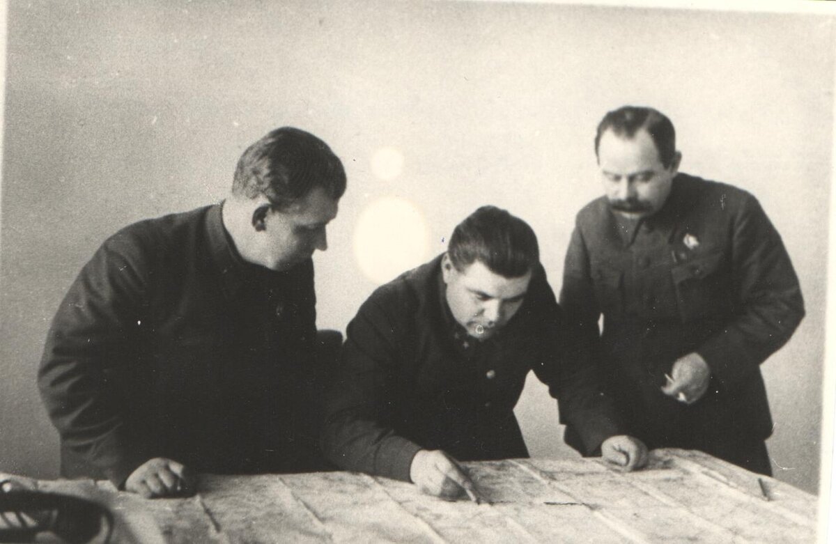 6-я армия Юго-Западного фронта, декабрь 1941 г.  Р.Я.Малиновский  в центре.фото из архива Н.Р.Малиновской  