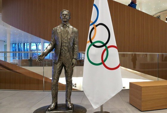    Швейцария. Лозанна. Статуя организатора олимпийского движения Пьера де Кубертена в штаб-квартире Международного олимпийского комитета