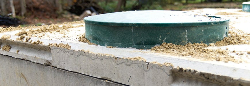 Бетонирование котлована септика - обычная процедура во многих подобных случаях случаях 