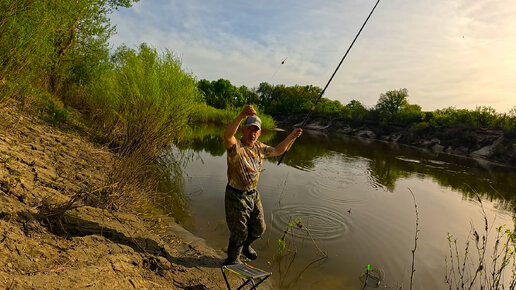 Рыбалка на поплавок на речке в мае.