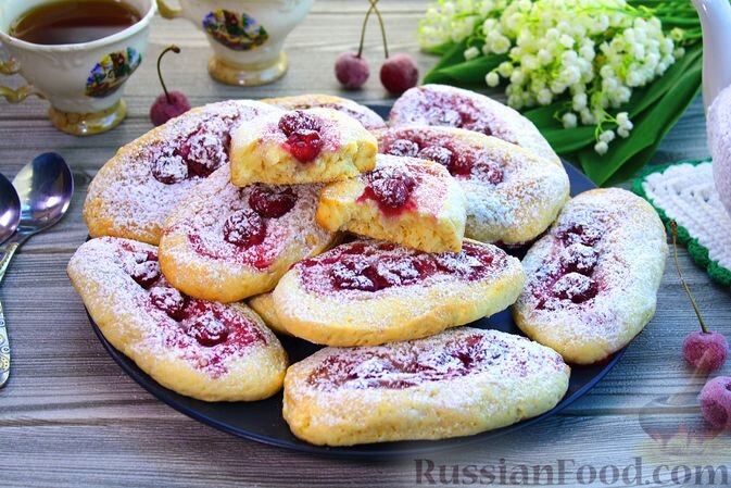 масло сливочное, сметана, яйца, сахар, мука, крахмал кукурузный, разрыхлитель, сахар ванильный, соль, вишня, сахарная пудра