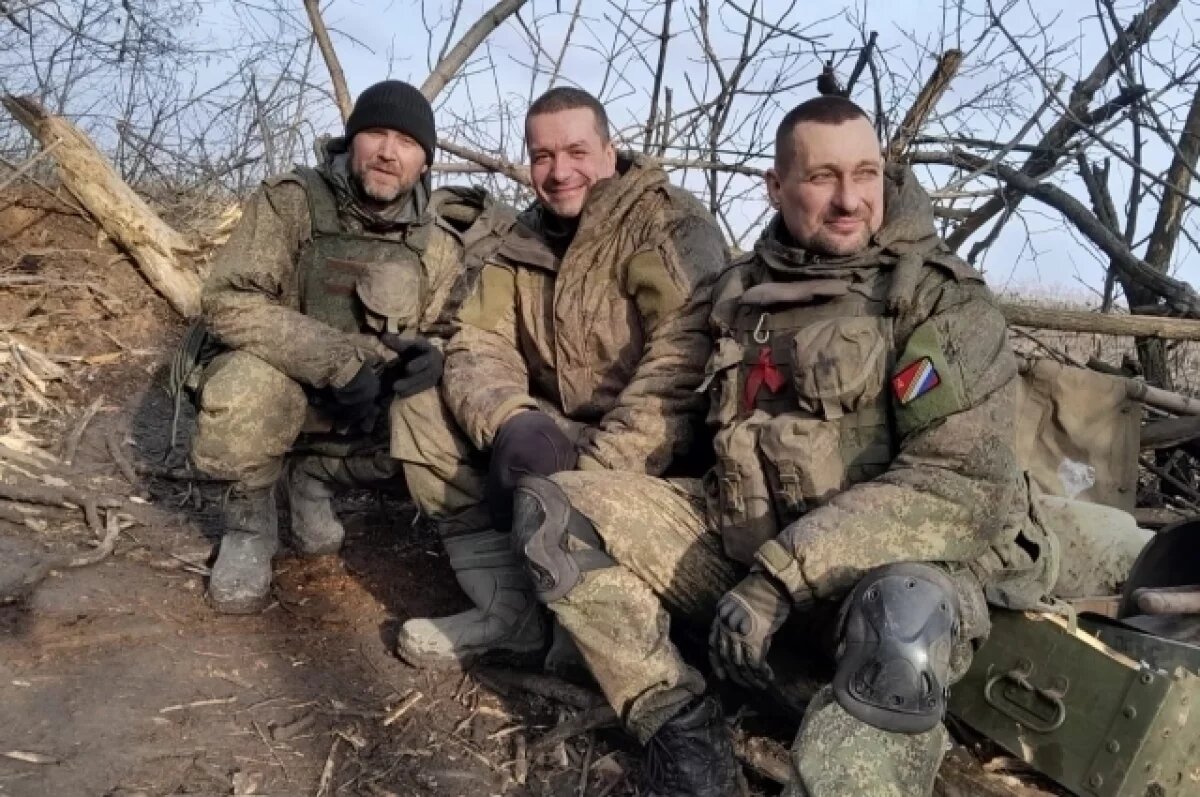    Друзья-однополчане «Новик», «Тишина» и «Контрабас» (справа).