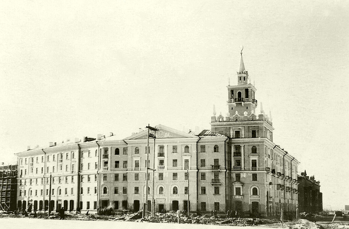 Только что построенный «Дом со шпилем», 1956 г. Дом по Октябрьскому, 39 слева ещё в лесах