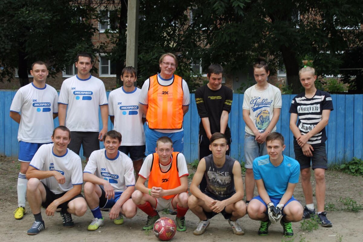 Михаил Белов (третий слева во втором ряду) среди участников товарищеского матча между командами «Репортёр» (журналисты Пензы) и «Орлёнок» (подростковый клуб), 2014 год.