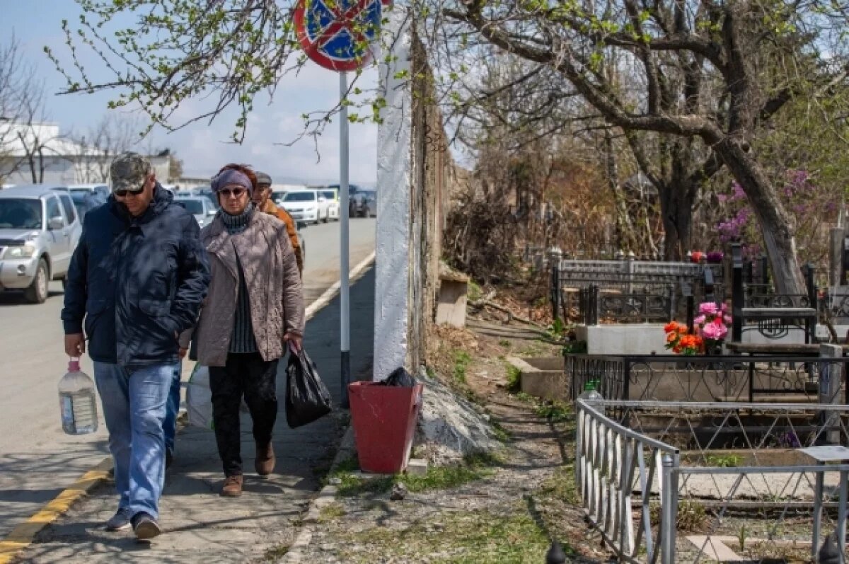   В Родительский день проехать на кладбище на машине не получится.