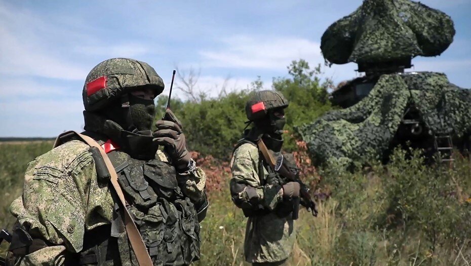    Военнослужащие ВС РФ у комплекса РЭБ "Красуха-С4", который позволяет обнаруживать все виды воздушных целей, в том числе движущиеся на предельно малой высоте. Автор фото: ТАСС