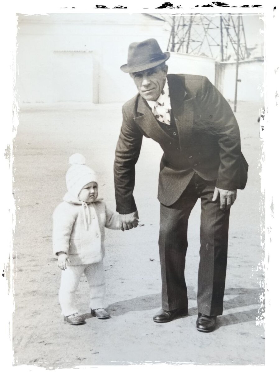 1982... себя не помню, но рядом дед...