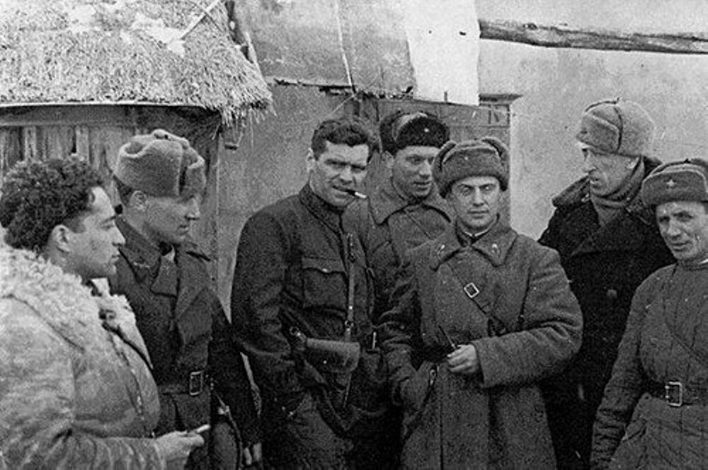 Юго-Западный фронт. Композитор Д. Кабалевский (второй справа), поэт Е. Долматовский (третий справа). Фото: csdfmuseum.ru