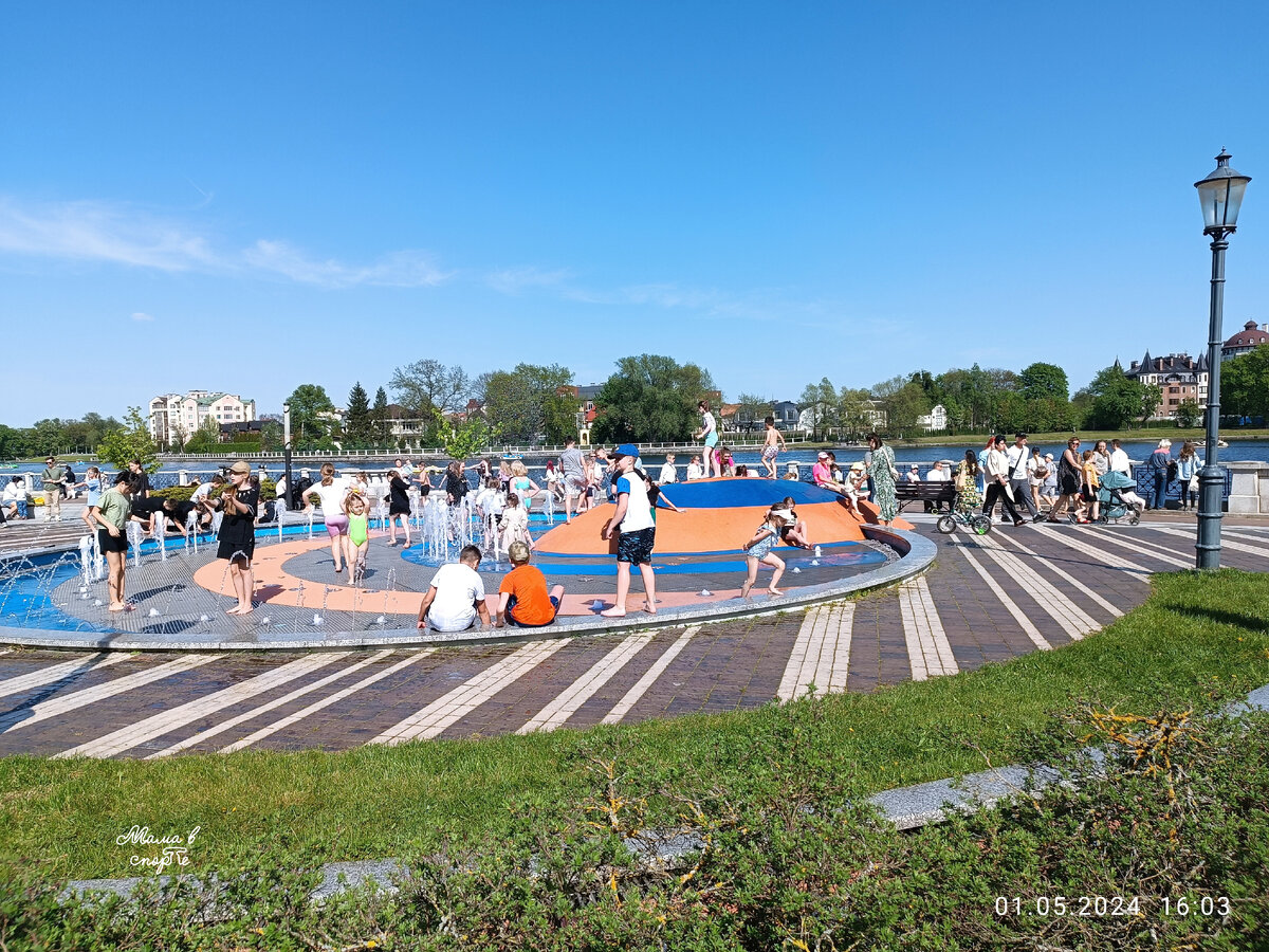 Вместо пляжа народ отдыхает у фонтанов.