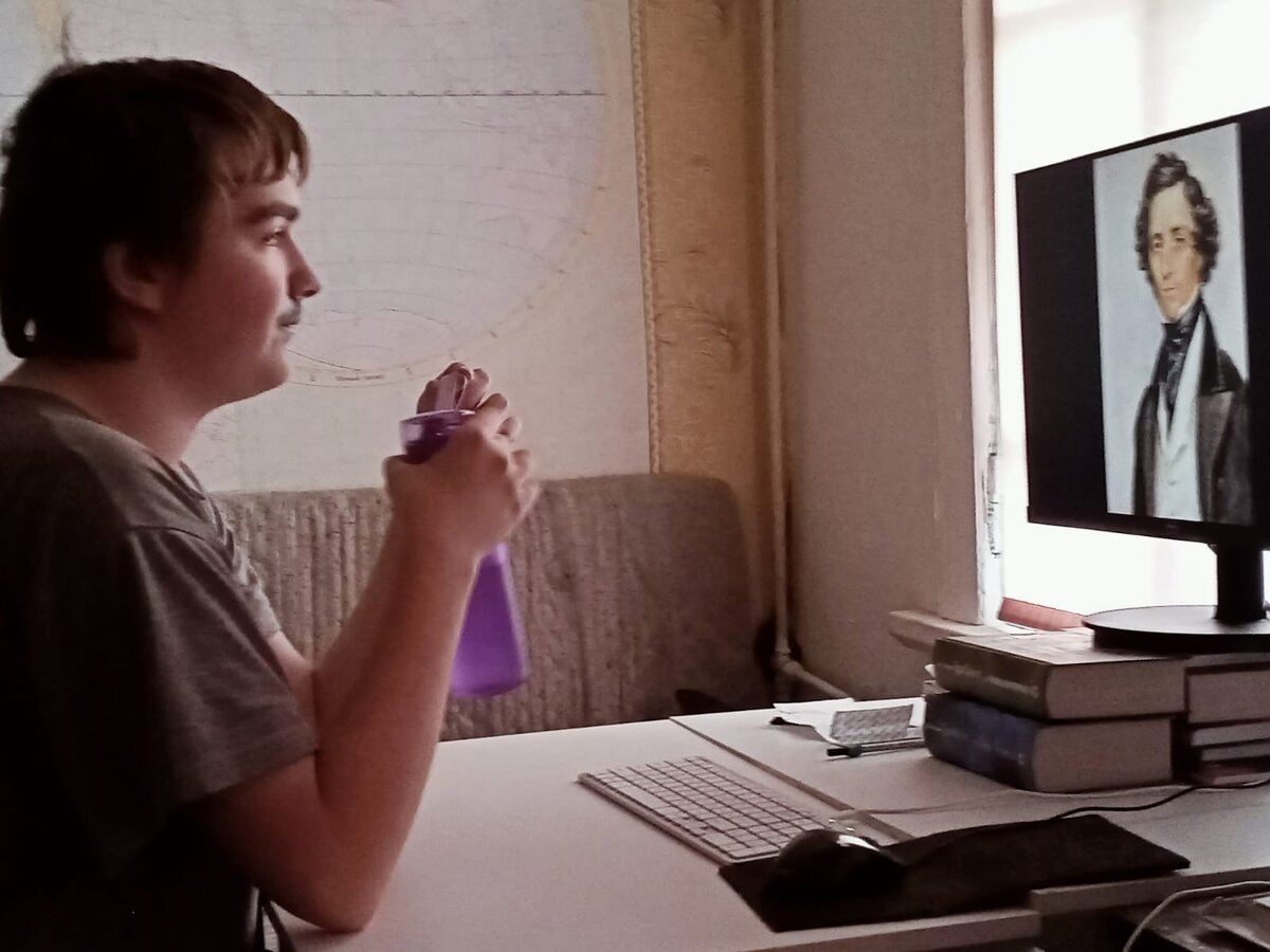 Слушает марш с недоумением  на лице. 