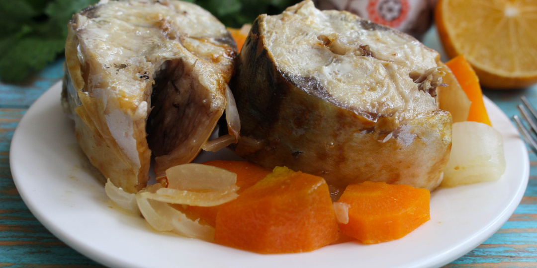 Скумбрия в банке, в духовке с луком и морковью
